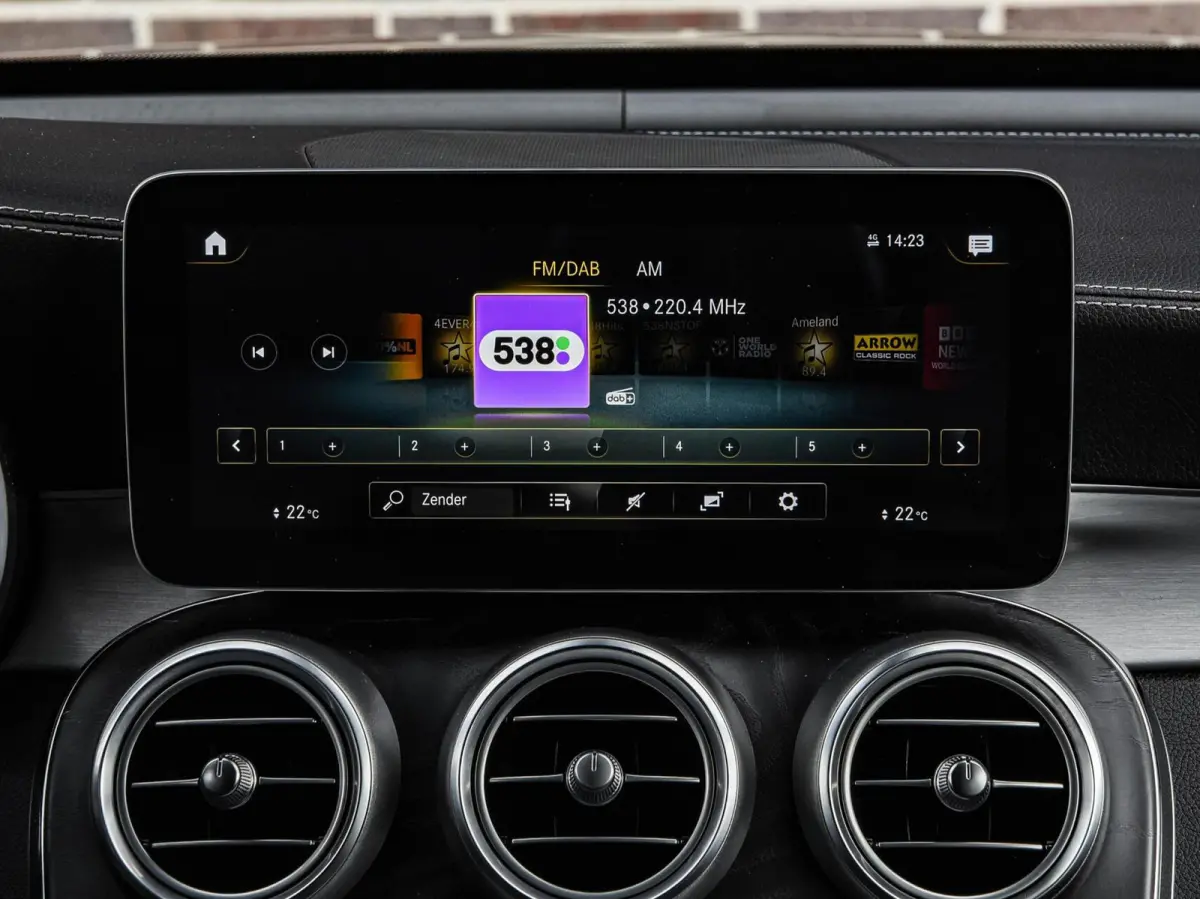 200 Premium Plus AMG Night Edition | Panoramadak | Burmester | Trekhaak | Digital Cockpit | Rondomzicht Camera | Keyless | Sfeerverlichting | Multibeam LED | Dealeronderhouden | 19"
