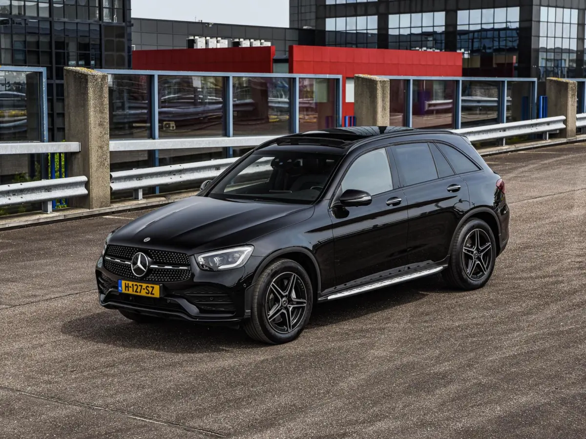 200 Premium Plus AMG Night Edition | Panoramadak | Burmester | Trekhaak | Digital Cockpit | Rondomzicht Camera | Keyless | Sfeerverlichting | Multibeam LED | Dealeronderhouden | 19"