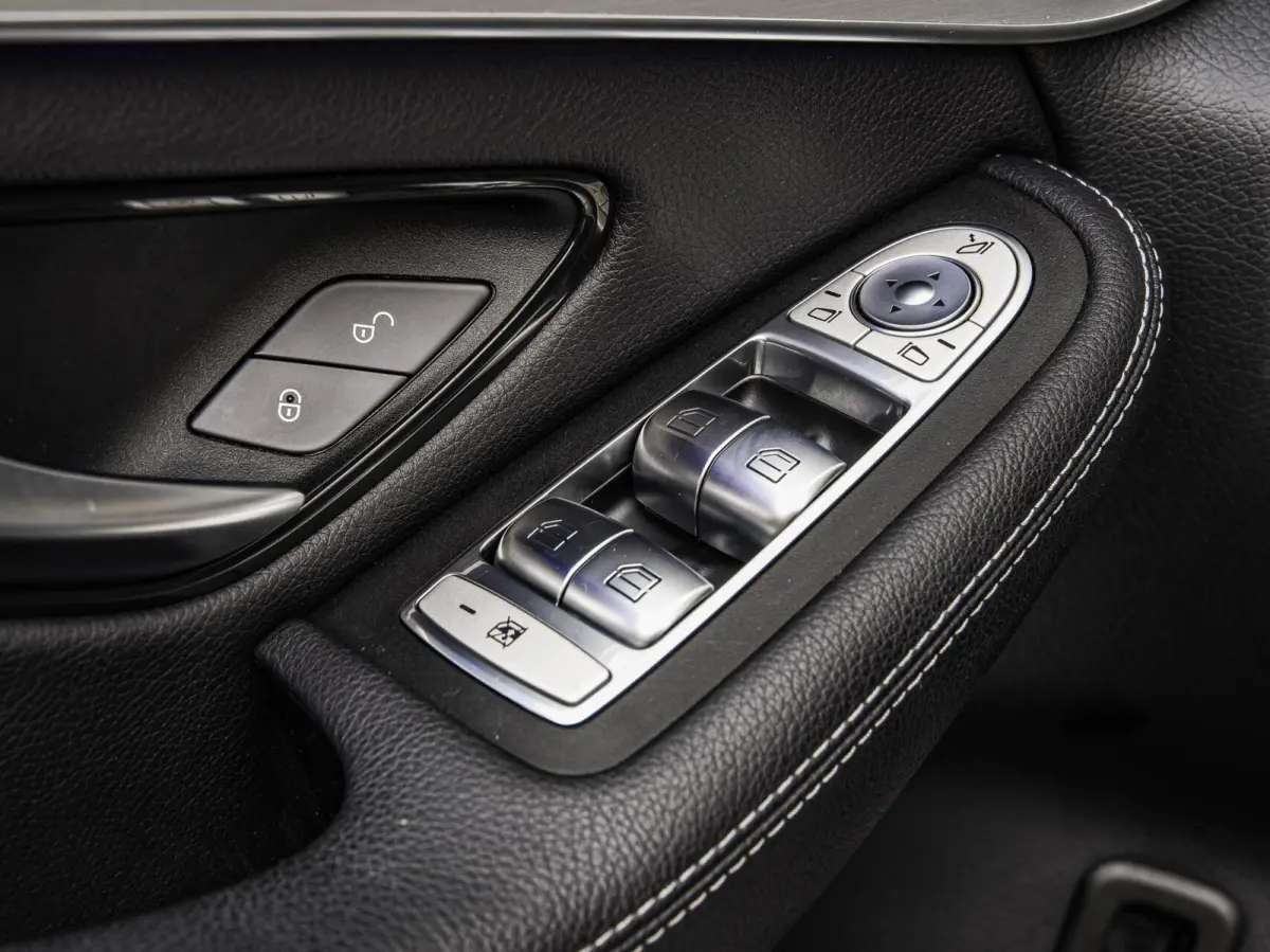 200 Premium Plus AMG Night Edition | Panoramadak | Burmester | Trekhaak | Digital Cockpit | Rondomzicht Camera | Keyless | Sfeerverlichting | Multibeam LED | Dealeronderhouden | 19"
