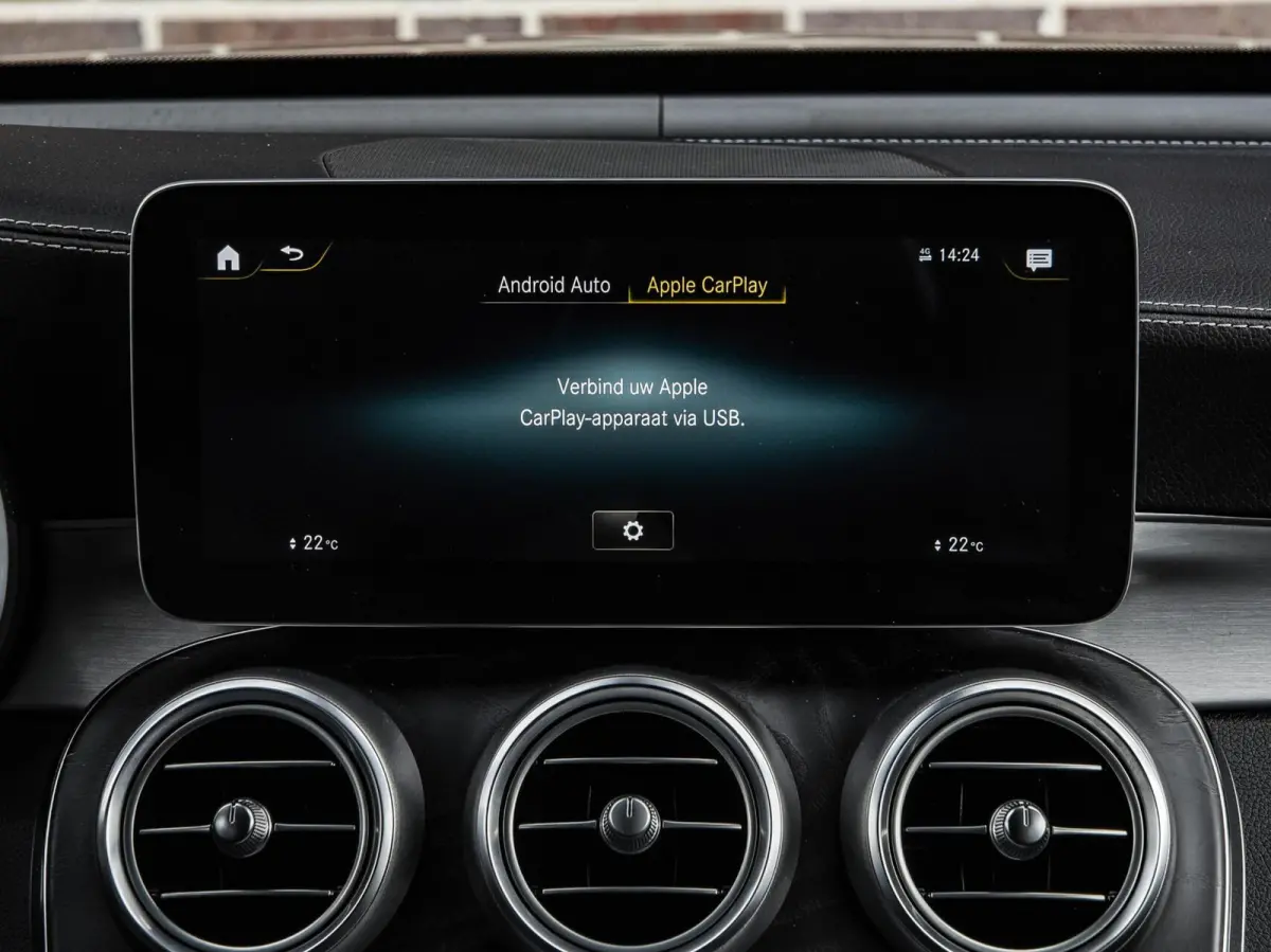 200 Premium Plus AMG Night Edition | Panoramadak | Burmester | Trekhaak | Digital Cockpit | Rondomzicht Camera | Keyless | Sfeerverlichting | Multibeam LED | Dealeronderhouden | 19"
