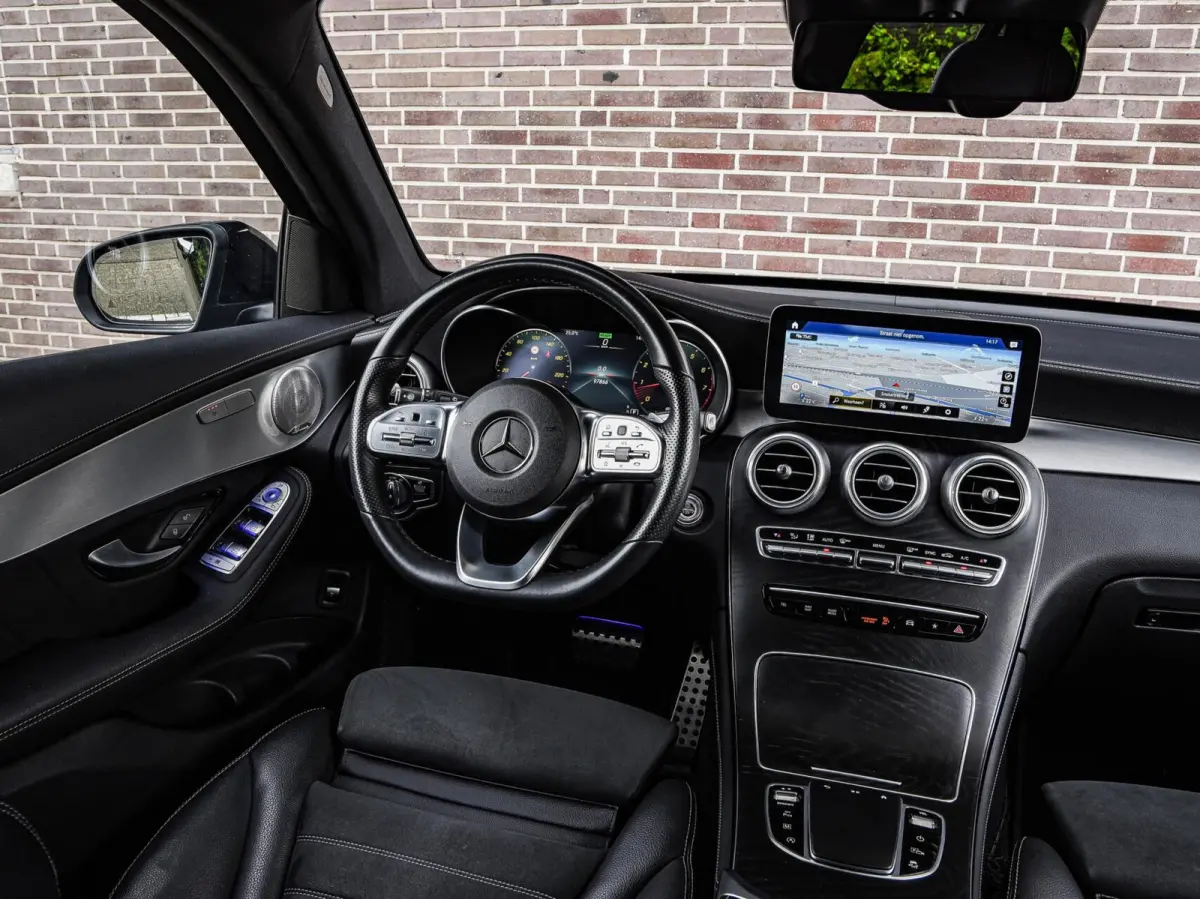 200 Premium Plus AMG Night Edition | Panoramadak | Burmester | Trekhaak | Digital Cockpit | Rondomzicht Camera | Keyless | Sfeerverlichting | Multibeam LED | Dealeronderhouden | 19"