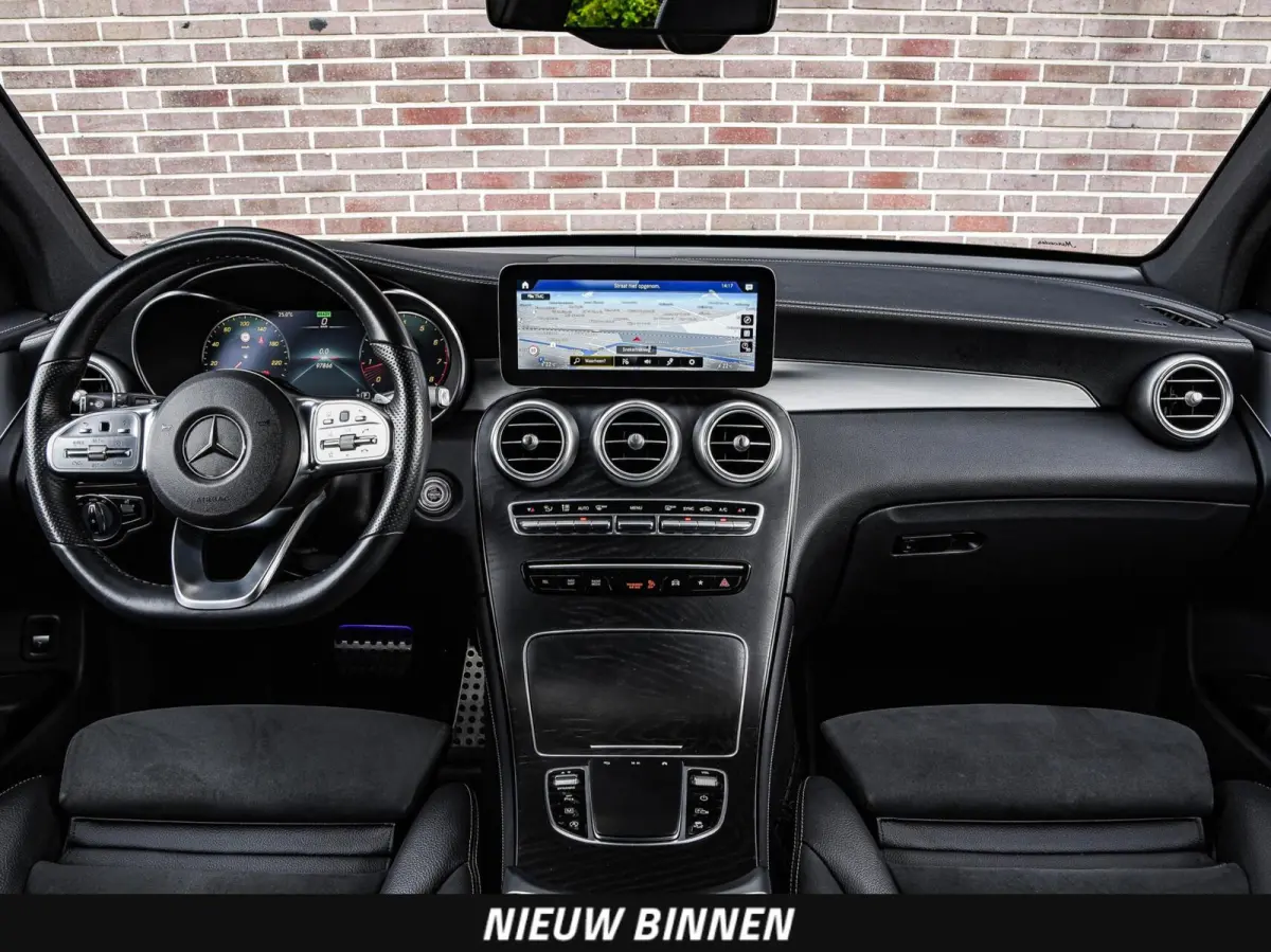 200 Premium Plus AMG Night Edition | Panoramadak | Burmester | Trekhaak | Digital Cockpit | Rondomzicht Camera | Keyless | Sfeerverlichting | Multibeam LED | Dealeronderhouden | 19"