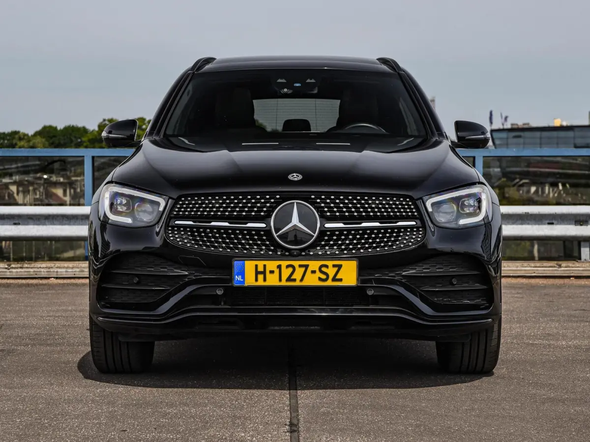 200 Premium Plus AMG Night Edition | Panoramadak | Burmester | Trekhaak | Digital Cockpit | Rondomzicht Camera | Keyless | Sfeerverlichting | Multibeam LED | Dealeronderhouden | 19"