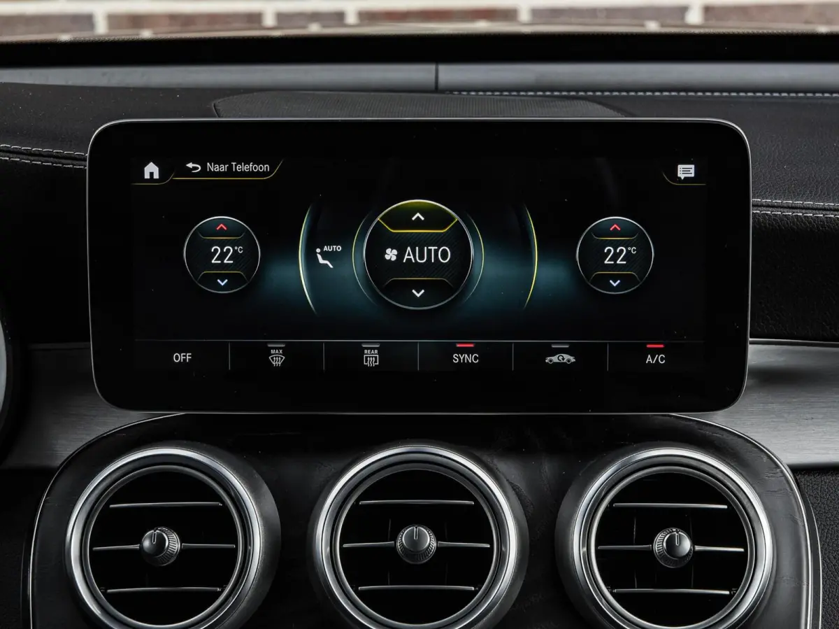 200 Premium Plus AMG Night Edition | Panoramadak | Burmester | Trekhaak | Digital Cockpit | Rondomzicht Camera | Keyless | Sfeerverlichting | Multibeam LED | Dealeronderhouden | 19"