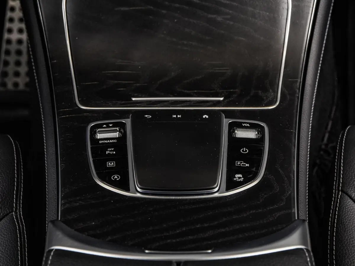 200 Premium Plus AMG Night Edition | Panoramadak | Burmester | Trekhaak | Digital Cockpit | Rondomzicht Camera | Keyless | Sfeerverlichting | Multibeam LED | Dealeronderhouden | 19"