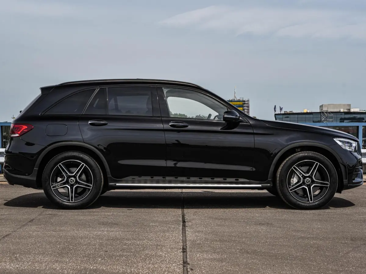 200 Premium Plus AMG Night Edition | Panoramadak | Burmester | Trekhaak | Digital Cockpit | Rondomzicht Camera | Keyless | Sfeerverlichting | Multibeam LED | Dealeronderhouden | 19"
