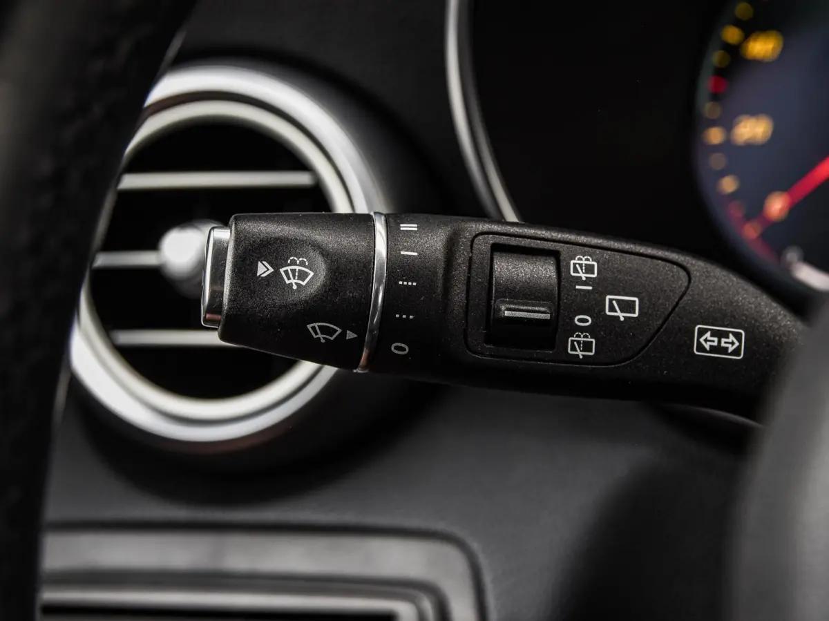 200 Premium Plus AMG Night Edition | Panoramadak | Burmester | Trekhaak | Digital Cockpit | Rondomzicht Camera | Keyless | Sfeerverlichting | Multibeam LED | Dealeronderhouden | 19"