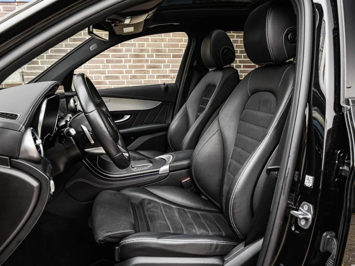 200 Premium Plus AMG Night Edition | Panoramadak | Burmester | Trekhaak | Digital Cockpit | Rondomzicht Camera | Keyless | Sfeerverlichting | Multibeam LED | Dealeronderhouden | 19"
