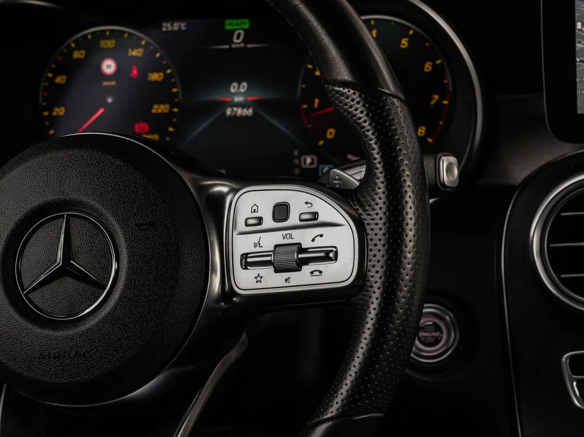 200 Premium Plus AMG Night Edition | Panoramadak | Burmester | Trekhaak | Digital Cockpit | Rondomzicht Camera | Keyless | Sfeerverlichting | Multibeam LED | Dealeronderhouden | 19"
