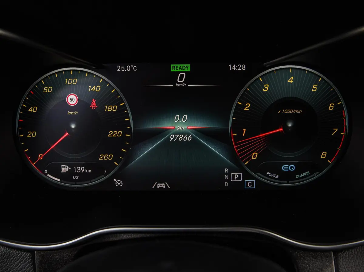 200 Premium Plus AMG Night Edition | Panoramadak | Burmester | Trekhaak | Digital Cockpit | Rondomzicht Camera | Keyless | Sfeerverlichting | Multibeam LED | Dealeronderhouden | 19"