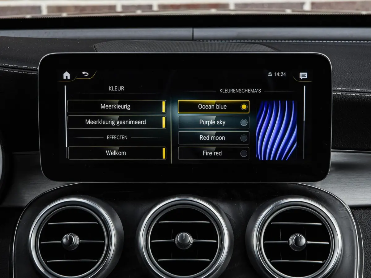 200 Premium Plus AMG Night Edition | Panoramadak | Burmester | Trekhaak | Digital Cockpit | Rondomzicht Camera | Keyless | Sfeerverlichting | Multibeam LED | Dealeronderhouden | 19"