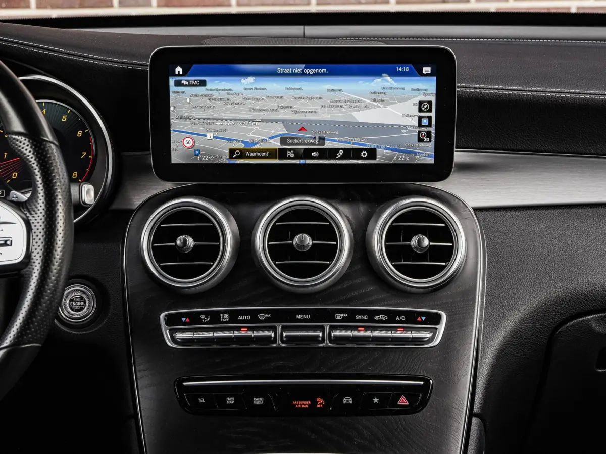 200 Premium Plus AMG Night Edition | Panoramadak | Burmester | Trekhaak | Digital Cockpit | Rondomzicht Camera | Keyless | Sfeerverlichting | Multibeam LED | Dealeronderhouden | 19"