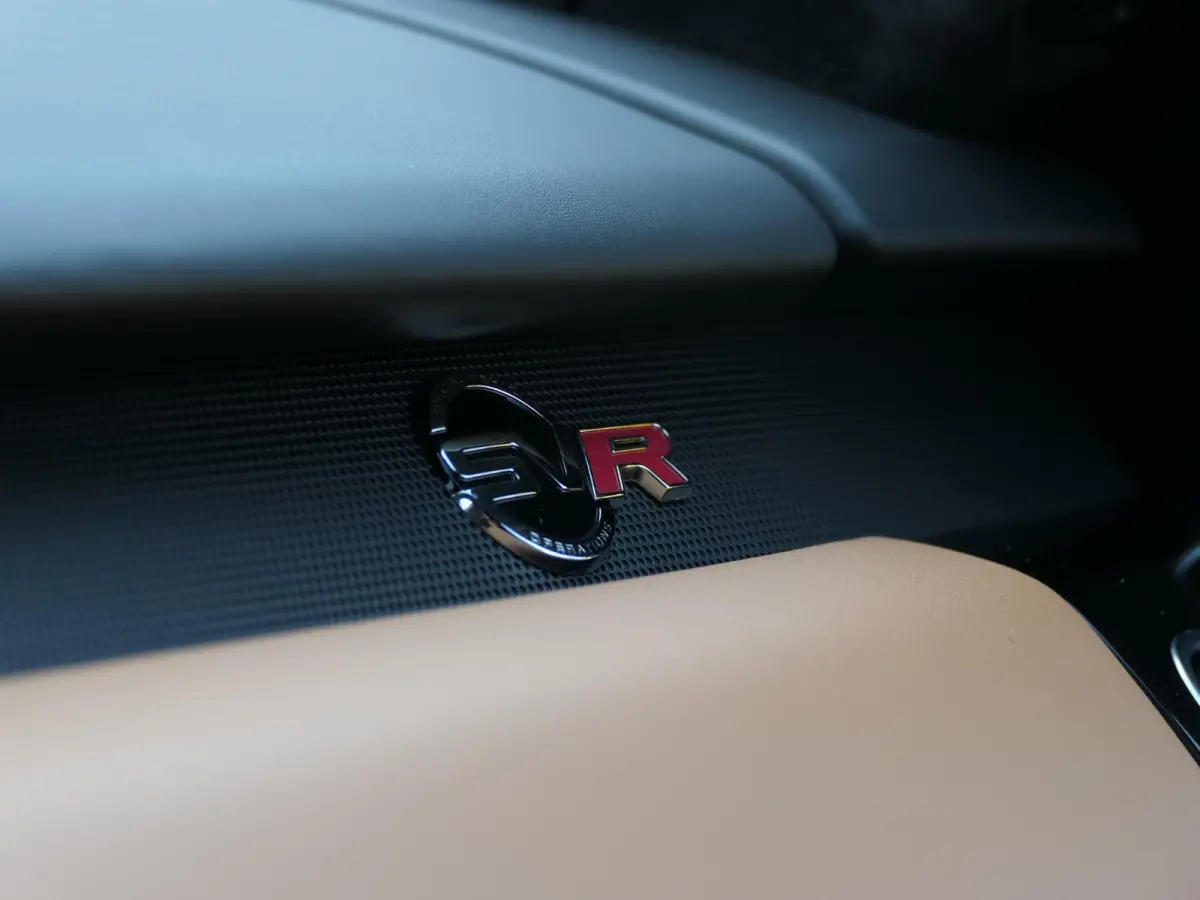 5.0 V8 SC SVR | SV Bespoke Paint | Alcantara hemel | Meridian | 360°-camera | Panoramadak | Head-up display | Alarmklasse 5 | ACC | Dodehoek ​detectie | Luxe lederen sportstoelen | Trekha