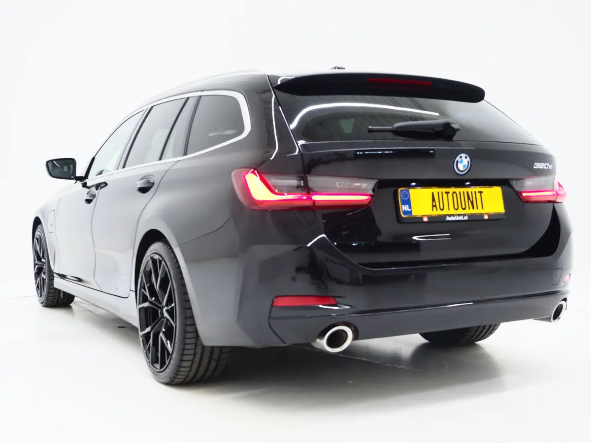 320e LCI | Sportstoelen | Leder | Sfeerlicht | Dodehoek | Cruise | Stoelverwarming | Carplay