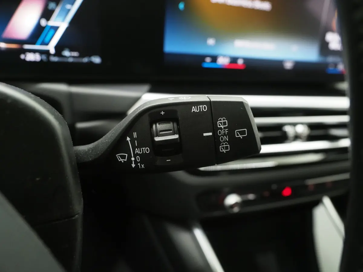 320e LCI | Sportstoelen | Leder | Sfeerlicht | Dodehoek | Cruise | Stoelverwarming | Carplay