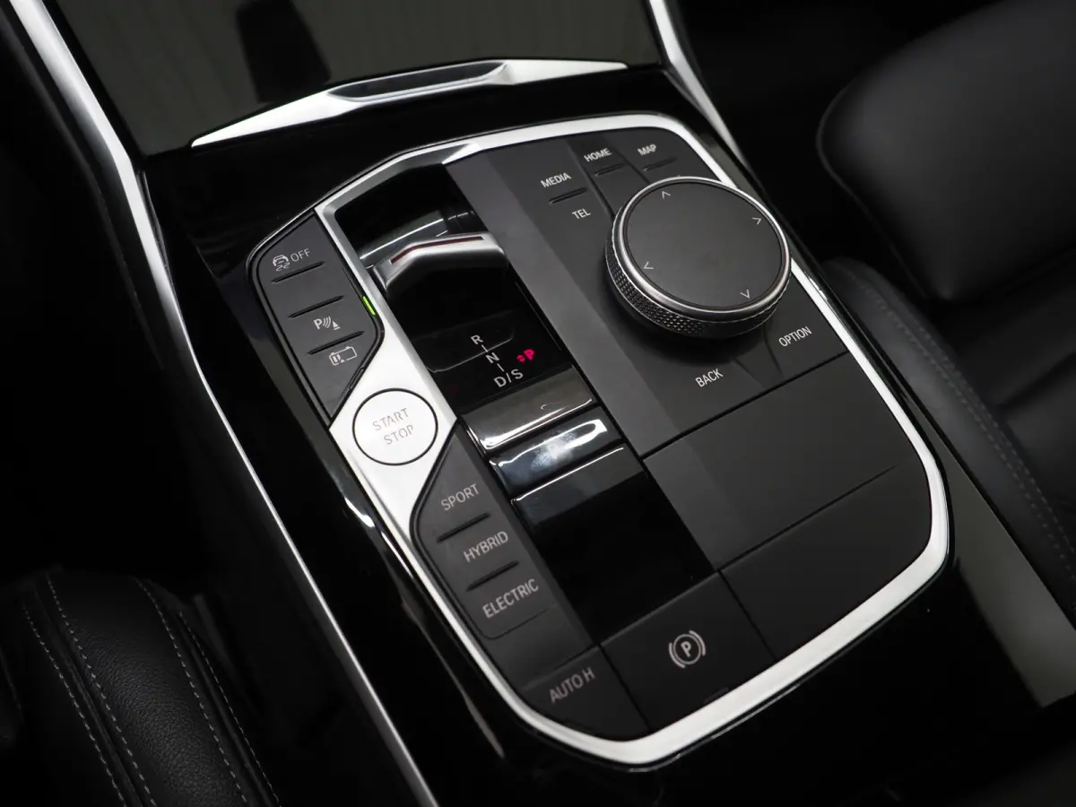 320e LCI | Sportstoelen | Leder | Sfeerlicht | Dodehoek | Cruise | Stoelverwarming | Carplay