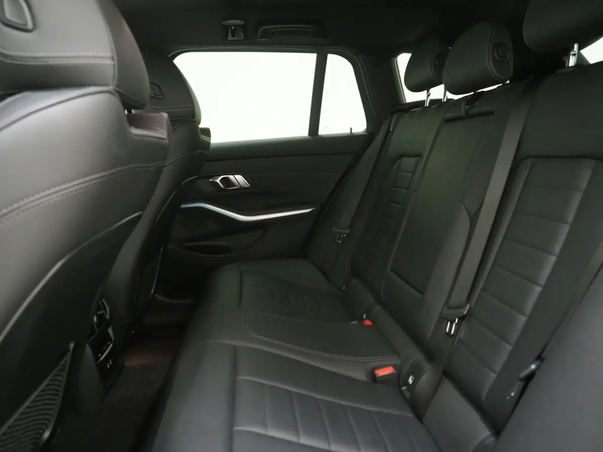 320e LCI | Sportstoelen | Leder | Sfeerlicht | Dodehoek | Cruise | Stoelverwarming | Carplay
