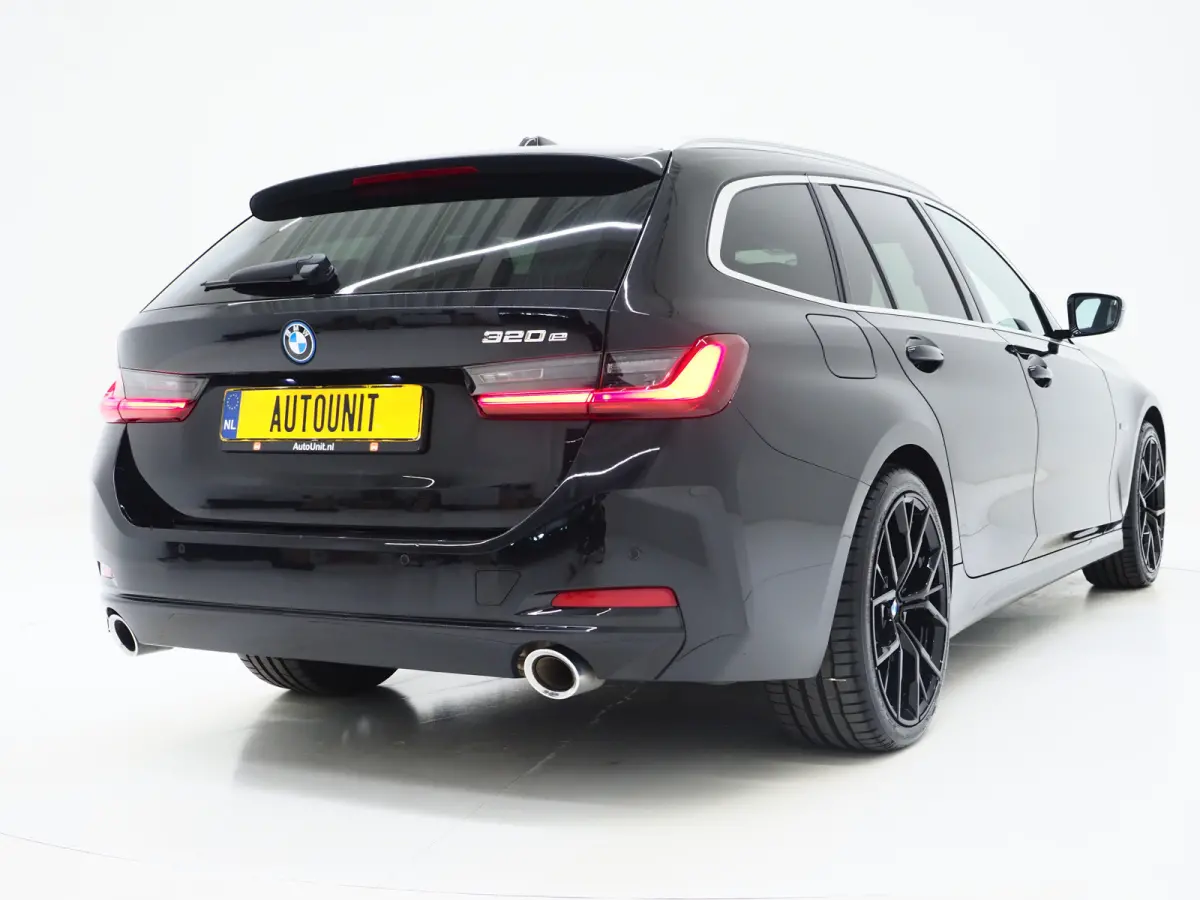 320e LCI | Sportstoelen | Leder | Sfeerlicht | Dodehoek | Cruise | Stoelverwarming | Carplay