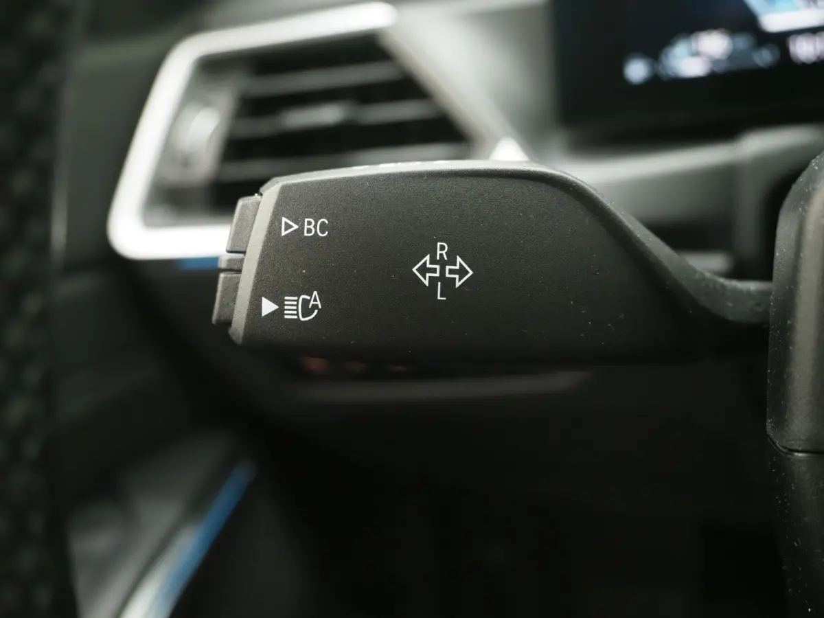 320e LCI | Sportstoelen | Leder | Sfeerlicht | Dodehoek | Cruise | Stoelverwarming | Carplay