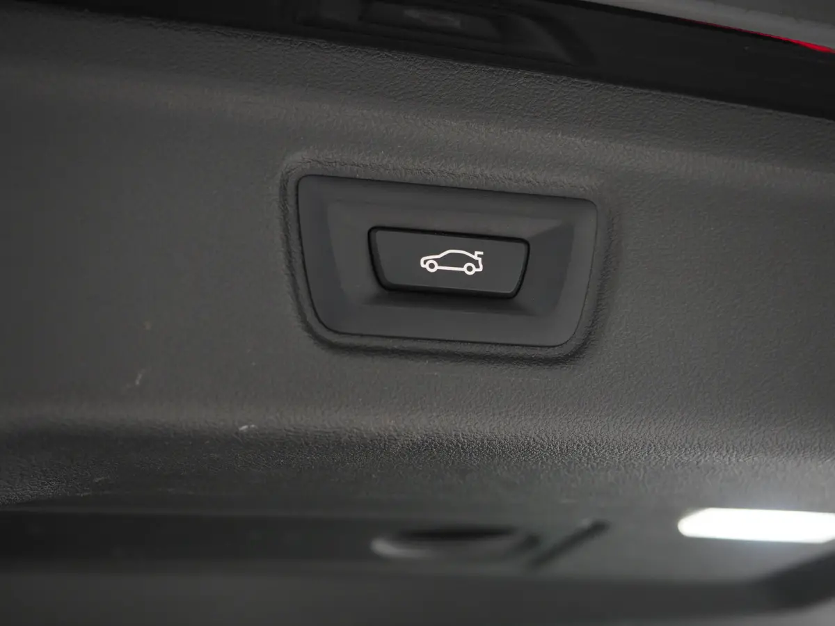 320e LCI | Sportstoelen | Leder | Sfeerlicht | Dodehoek | Cruise | Stoelverwarming | Carplay