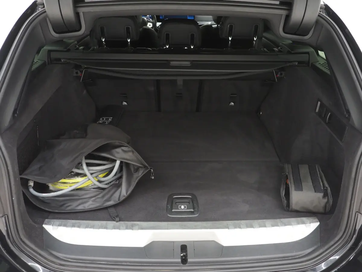 320e LCI | Sportstoelen | Leder | Sfeerlicht | Dodehoek | Cruise | Stoelverwarming | Carplay
