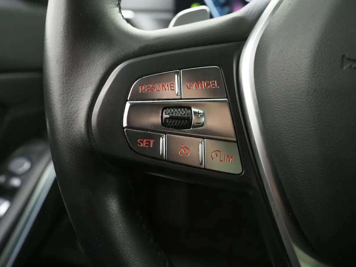 320e LCI | Sportstoelen | Leder | Sfeerlicht | Dodehoek | Cruise | Stoelverwarming | Carplay