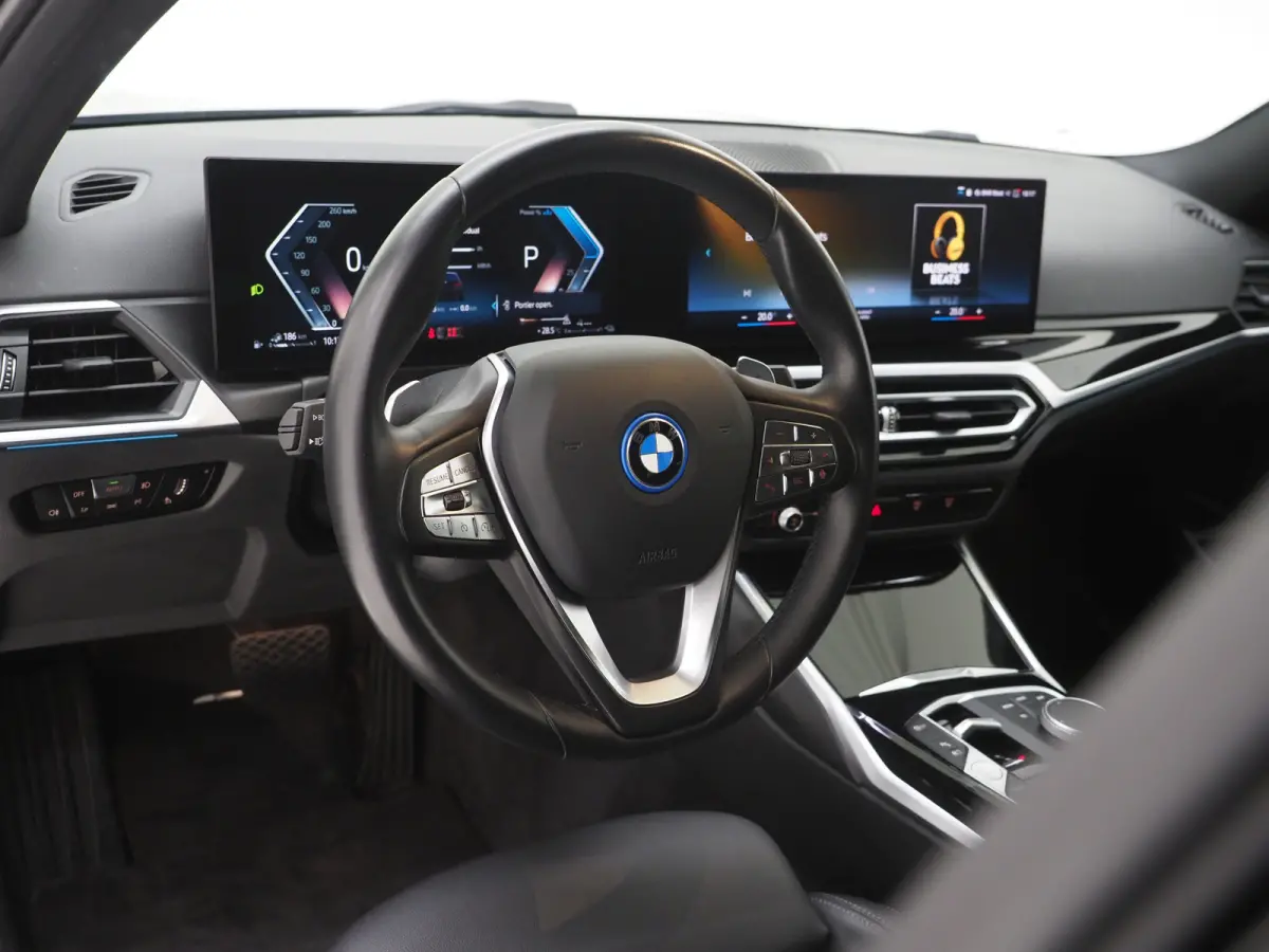 320e LCI | Sportstoelen | Leder | Sfeerlicht | Dodehoek | Cruise | Stoelverwarming | Carplay