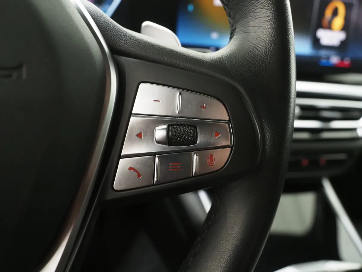 320e LCI | Sportstoelen | Leder | Sfeerlicht | Dodehoek | Cruise | Stoelverwarming | Carplay