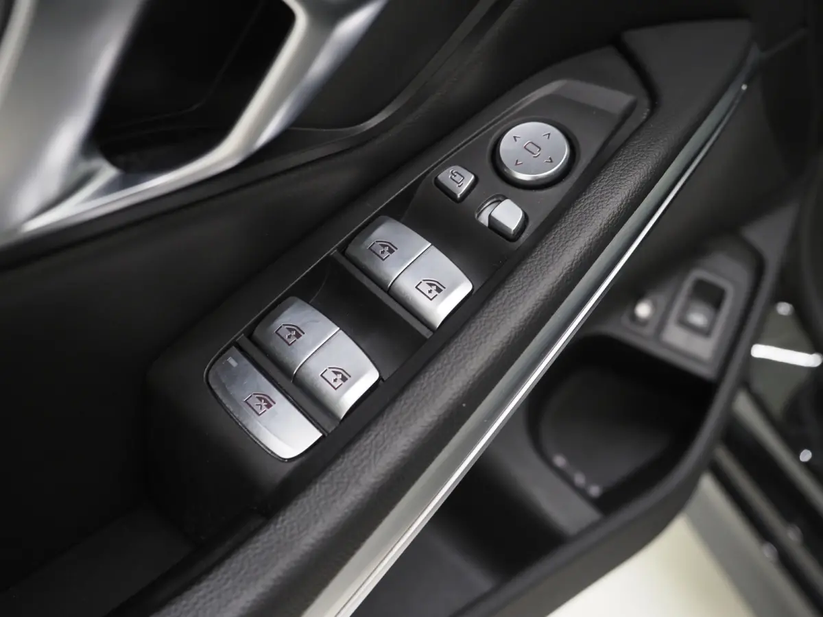 320e LCI | Sportstoelen | Leder | Sfeerlicht | Dodehoek | Cruise | Stoelverwarming | Carplay