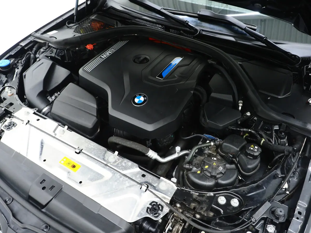 320e LCI | Sportstoelen | Leder | Sfeerlicht | Dodehoek | Cruise | Stoelverwarming | Carplay