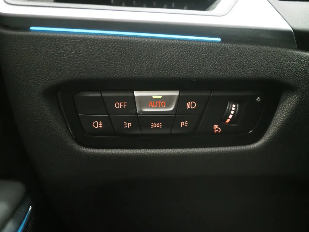 320e LCI | Sportstoelen | Leder | Sfeerlicht | Dodehoek | Cruise | Stoelverwarming | Carplay