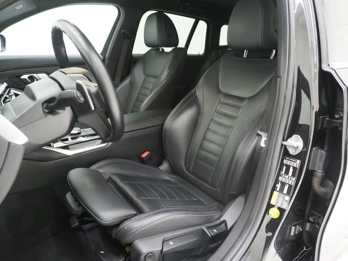 320e LCI | Sportstoelen | Leder | Sfeerlicht | Dodehoek | Cruise | Stoelverwarming | Carplay