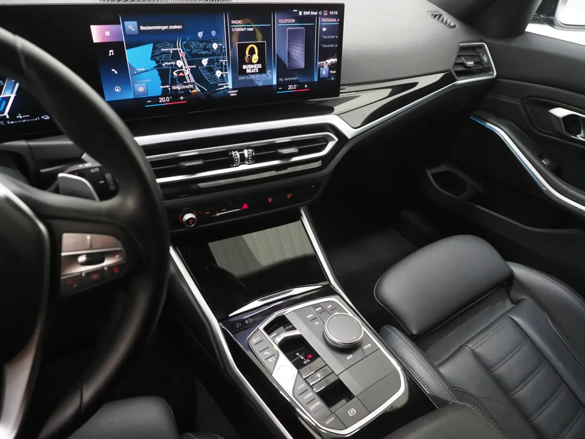 320e LCI | Sportstoelen | Leder | Sfeerlicht | Dodehoek | Cruise | Stoelverwarming | Carplay