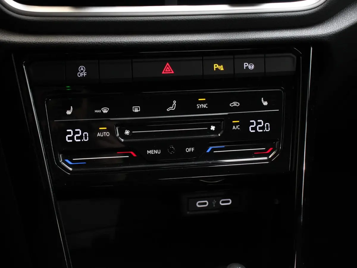 1.5 TSI 150pk Automaat R-Line Plus Navigatie Apple Carplay/Android Auto Camera Parkeersensoren Adaptive Cruise Control Stoelverwarming Virtual Cockpit Elektrische achterklep Getinte ramen Cl
