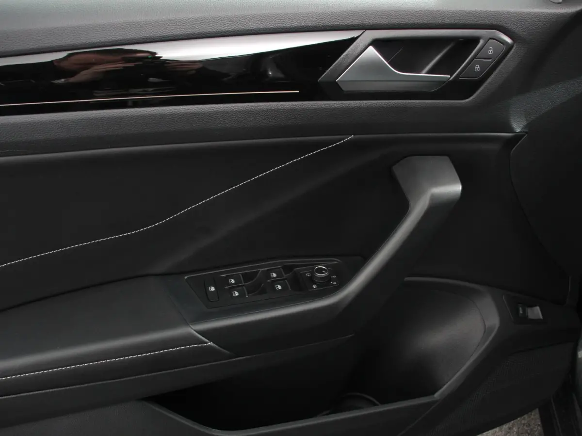 1.5 TSI 150pk Automaat R-Line Plus Navigatie Apple Carplay/Android Auto Camera Parkeersensoren Adaptive Cruise Control Stoelverwarming Virtual Cockpit Elektrische achterklep Getinte ramen Cl