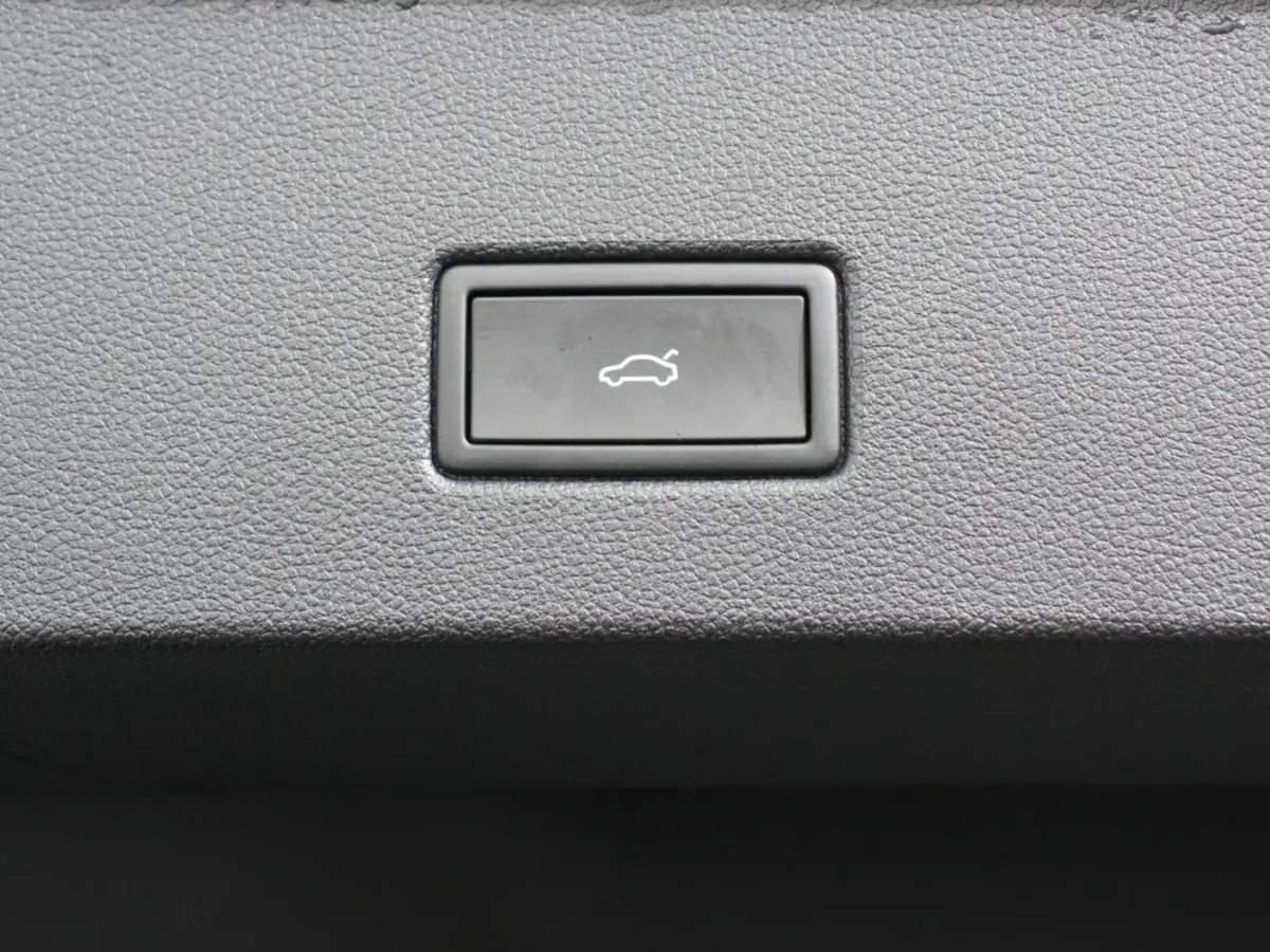 1.5 TSI 150pk Automaat R-Line Plus Navigatie Apple Carplay/Android Auto Camera Parkeersensoren Adaptive Cruise Control Stoelverwarming Virtual Cockpit Elektrische achterklep Getinte ramen Cl