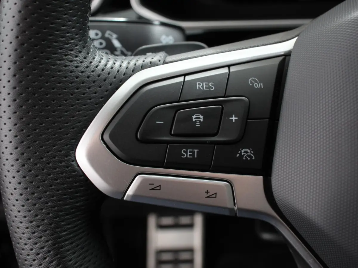 1.5 TSI 150pk Automaat R-Line Plus Navigatie Apple Carplay/Android Auto Camera Parkeersensoren Adaptive Cruise Control Stoelverwarming Virtual Cockpit Elektrische achterklep Getinte ramen Cl