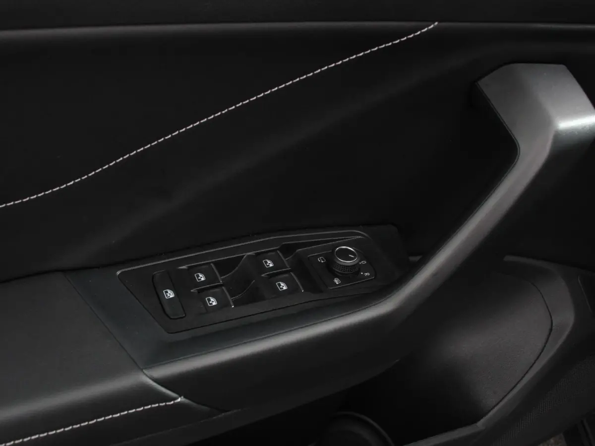 1.5 TSI 150pk Automaat R-Line Plus Navigatie Apple Carplay/Android Auto Camera Parkeersensoren Adaptive Cruise Control Stoelverwarming Virtual Cockpit Elektrische achterklep Getinte ramen Cl