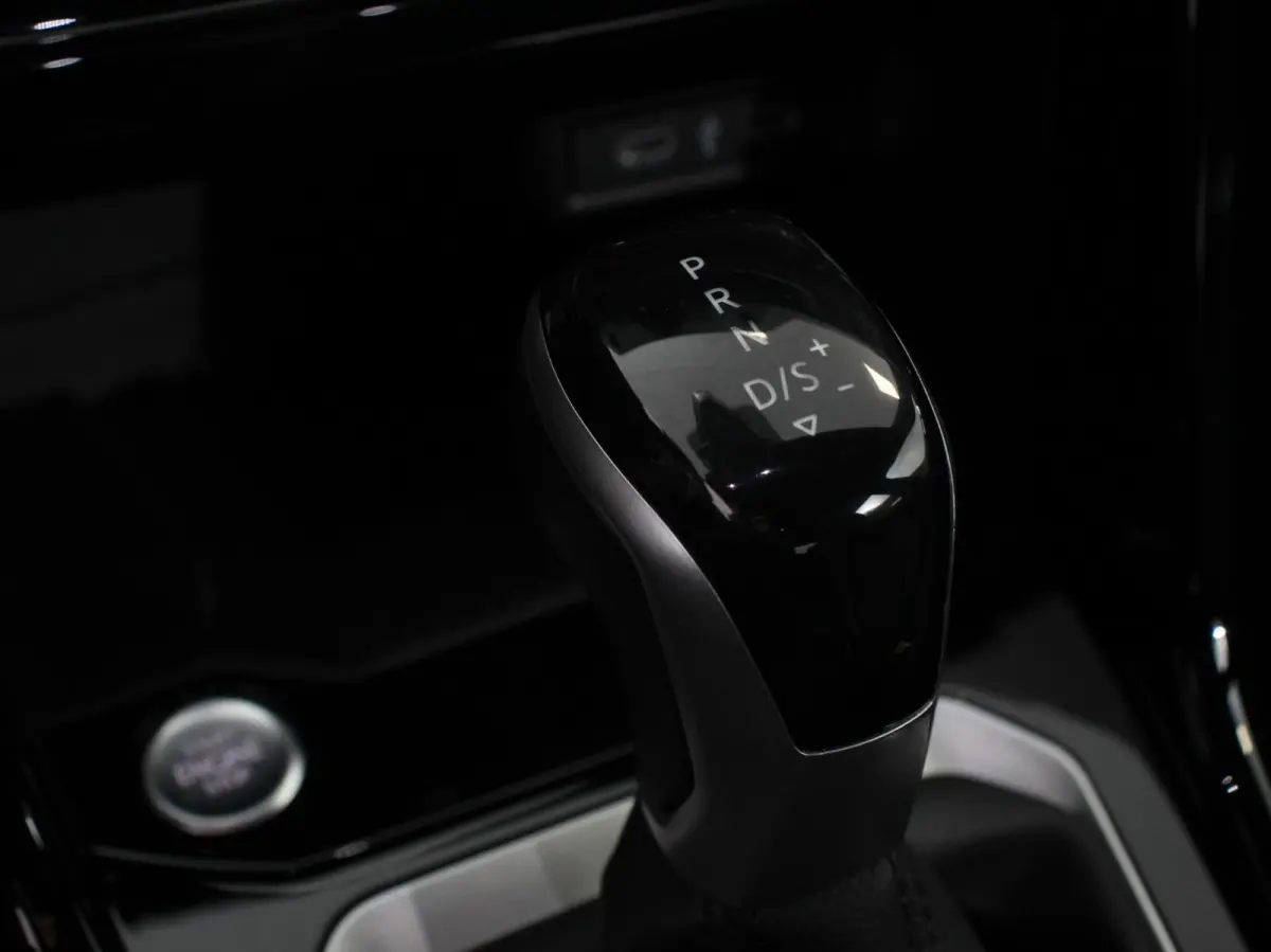 1.5 TSI 150pk Automaat R-Line Plus Navigatie Apple Carplay/Android Auto Camera Parkeersensoren Adaptive Cruise Control Stoelverwarming Virtual Cockpit Elektrische achterklep Getinte ramen Cl