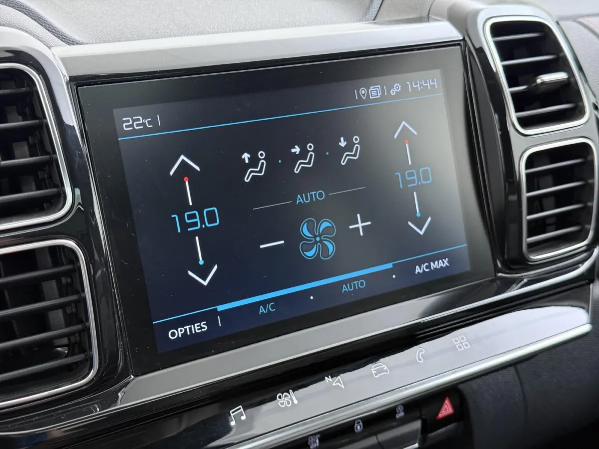 Business Plus 130pk | Navigatie | Trekhaak | Panoramisch schuifdak | Elektrische achterklep | Cruise control adaptief | Lichtmetalen wielen | Camera achter | Deels lederen bekleding | Apple 