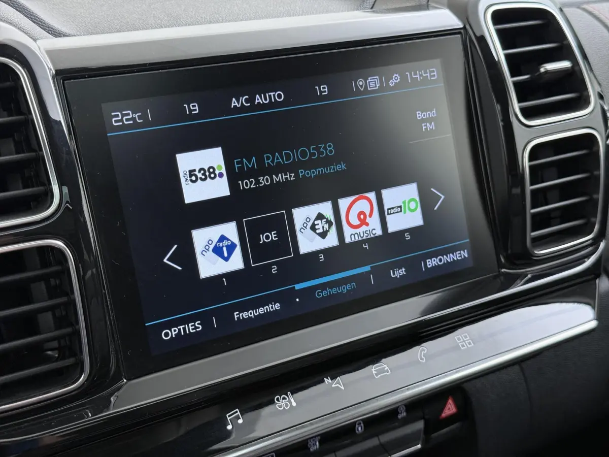 Business Plus 130pk | Navigatie | Trekhaak | Panoramisch schuifdak | Elektrische achterklep | Cruise control adaptief | Lichtmetalen wielen | Camera achter | Deels lederen bekleding | Apple 