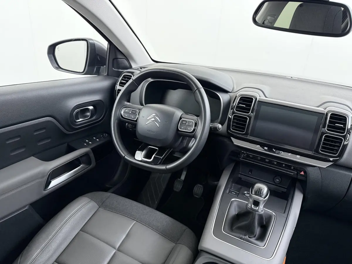 Business Plus 130pk | Navigatie | Trekhaak | Panoramisch schuifdak | Elektrische achterklep | Cruise control adaptief | Lichtmetalen wielen | Camera achter | Deels lederen bekleding | Apple 