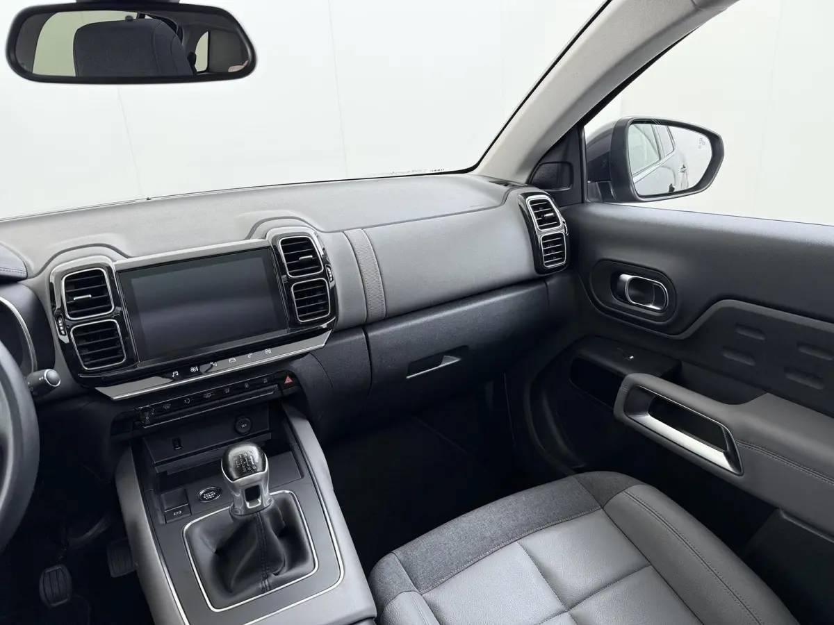 Business Plus 130pk | Navigatie | Trekhaak | Panoramisch schuifdak | Elektrische achterklep | Cruise control adaptief | Lichtmetalen wielen | Camera achter | Deels lederen bekleding | Apple 