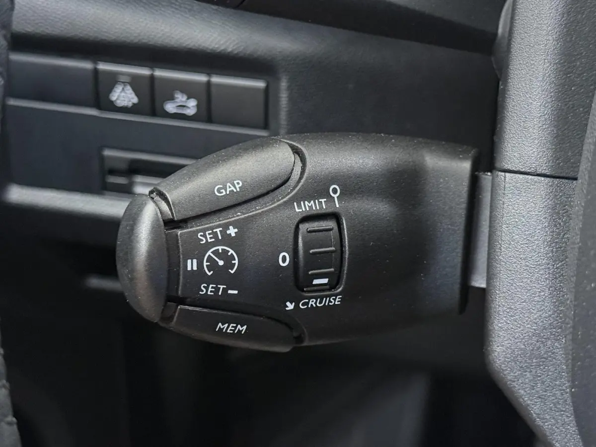 Business Plus 130pk | Navigatie | Trekhaak | Panoramisch schuifdak | Elektrische achterklep | Cruise control adaptief | Lichtmetalen wielen | Camera achter | Deels lederen bekleding | Apple 