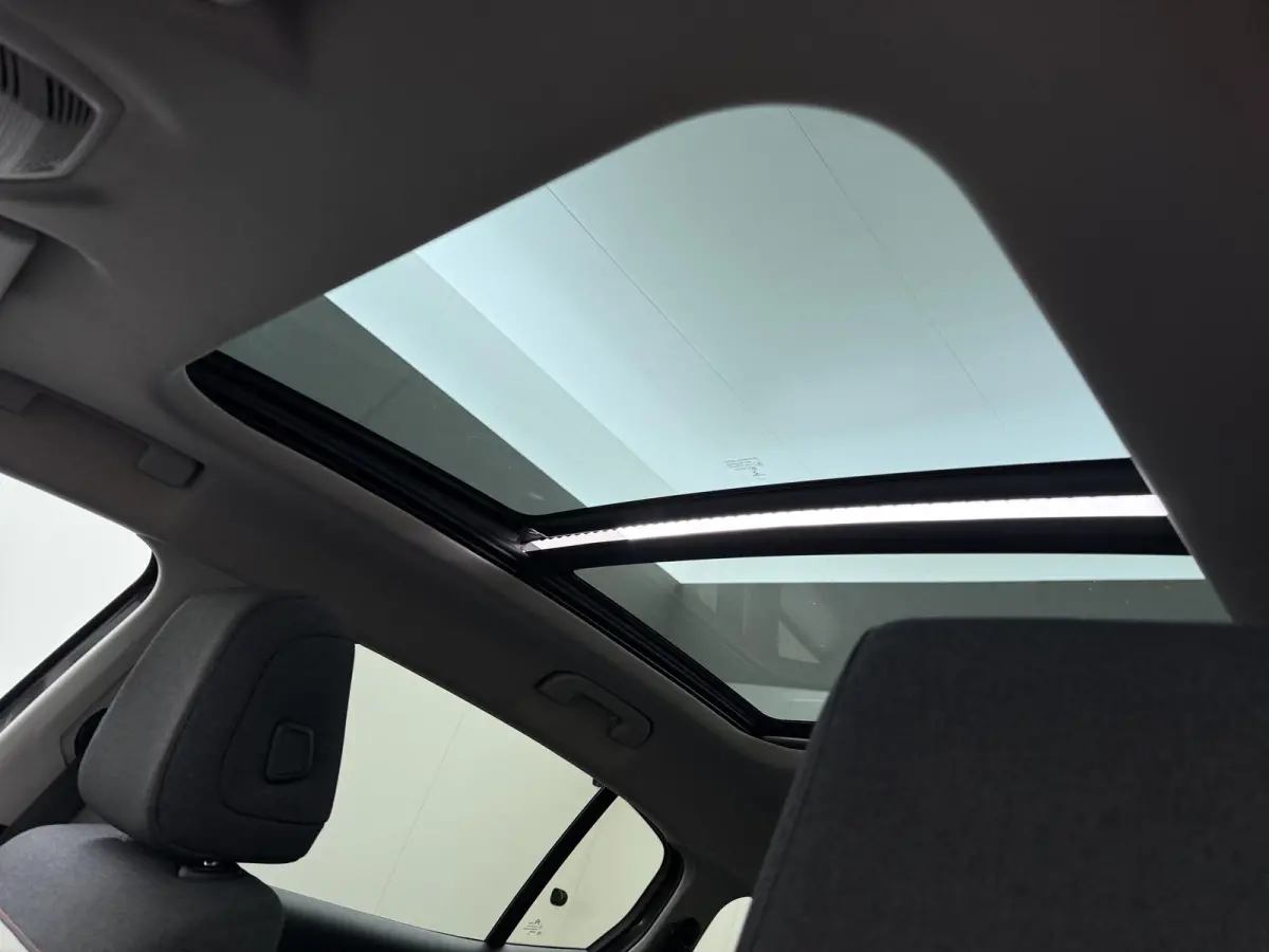 Business Plus 130pk | Navigatie | Trekhaak | Panoramisch schuifdak | Elektrische achterklep | Cruise control adaptief | Lichtmetalen wielen | Camera achter | Deels lederen bekleding | Apple 