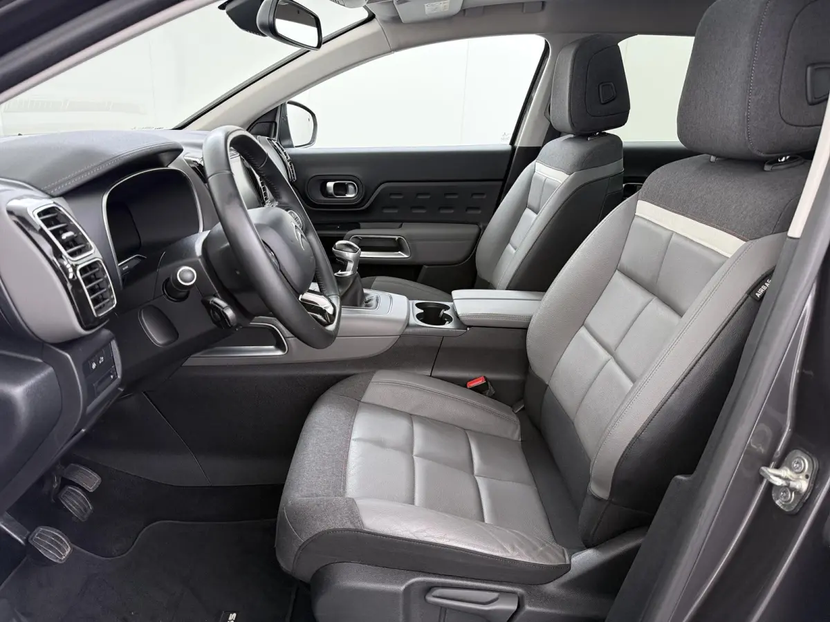 Business Plus 130pk | Navigatie | Trekhaak | Panoramisch schuifdak | Elektrische achterklep | Cruise control adaptief | Lichtmetalen wielen | Camera achter | Deels lederen bekleding | Apple 