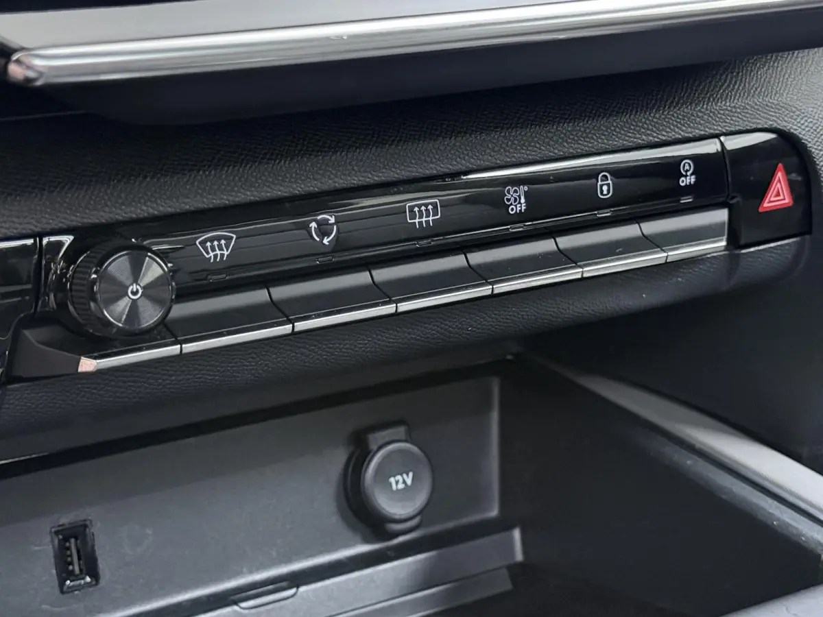 Business Plus 130pk | Navigatie | Trekhaak | Panoramisch schuifdak | Elektrische achterklep | Cruise control adaptief | Lichtmetalen wielen | Camera achter | Deels lederen bekleding | Apple 