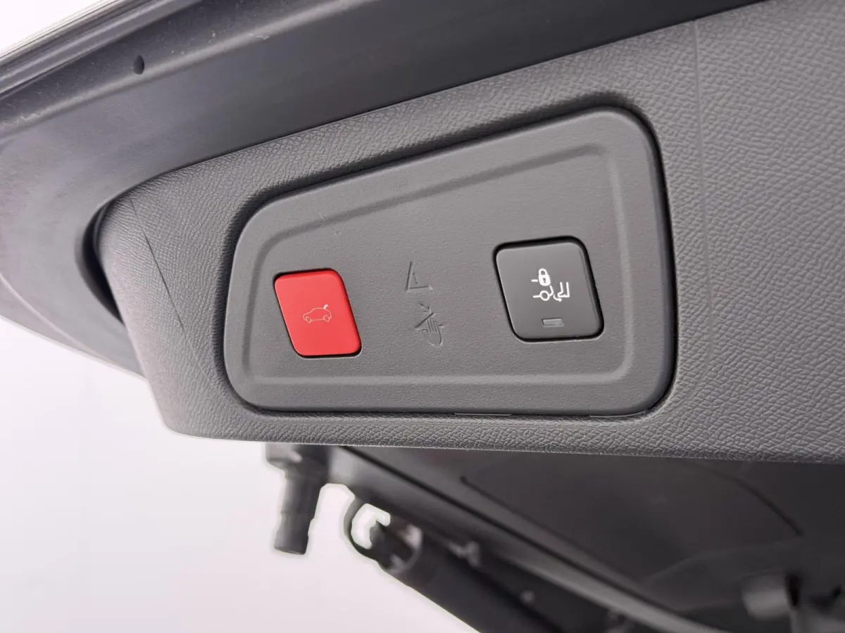 Business Plus 130pk | Navigatie | Trekhaak | Panoramisch schuifdak | Elektrische achterklep | Cruise control adaptief | Lichtmetalen wielen | Camera achter | Deels lederen bekleding | Apple 