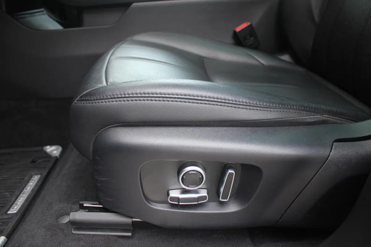 1.5 P300e AWD 309PK R-DYNAMIC SE | PANORAMADAK | ELEKTRISCH VERSTELBARE VOORSTOELEN  LEDEREN BEKLEDING | 20" LICHTMETALEN VELGEN | KEYLESS ENTRY / START | EXTRA GETINTE ACHTERRUITEN | FULL L