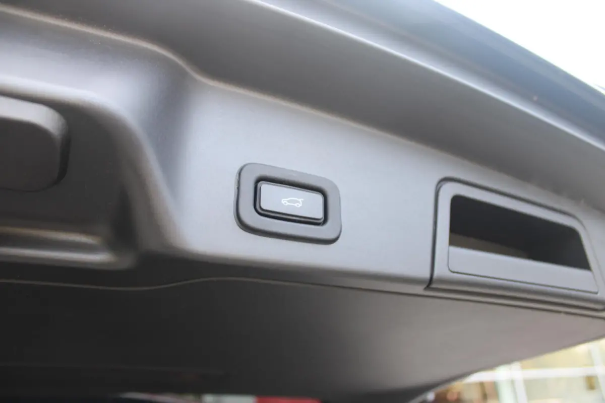 1.5 P300e AWD 309PK R-DYNAMIC SE | PANORAMADAK | ELEKTRISCH VERSTELBARE VOORSTOELEN  LEDEREN BEKLEDING | 20" LICHTMETALEN VELGEN | KEYLESS ENTRY / START | EXTRA GETINTE ACHTERRUITEN | FULL L